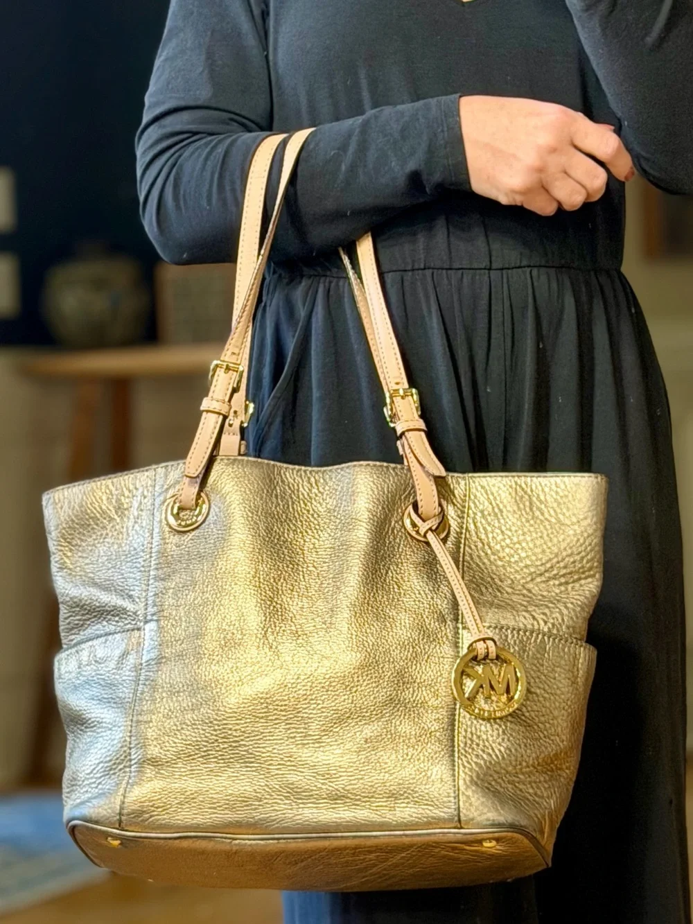 MICHAEL Michael Kors Quiet Luxury Metallic Pewter Leather Pocket Tote GUC